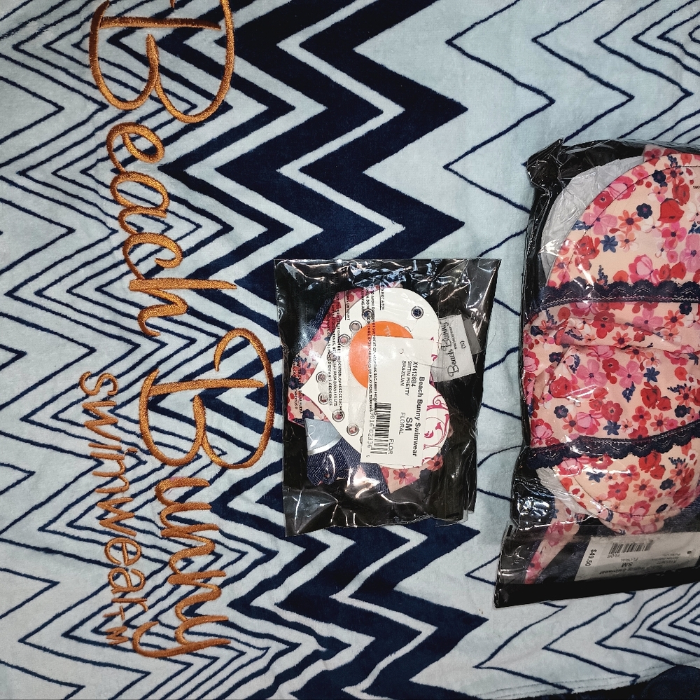 Beach Bunny Sittin Pretty SM NWT floral Bikini w reversible bottom - Picture 8 of 10